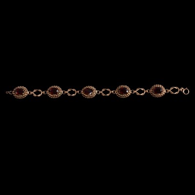 Lot 167 - A garnet bracelet.