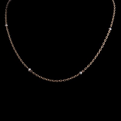 Lot 302 - A yellow metal chain with seed pearls.