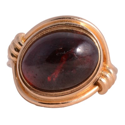 Lot 13 - A garnet dress ring.