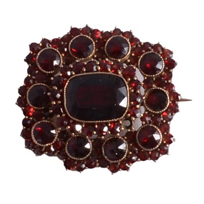 Lot 213 - A garnet brooch.