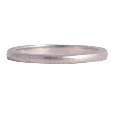 Lot 124 - A platinum wedding band.
