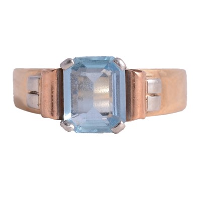 Lot 27 - An aquamarine dress ring.