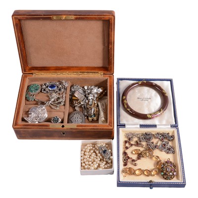Lot 502 - A box of vintage jewellery.