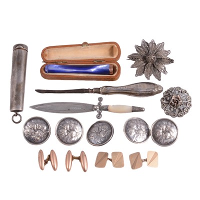 Lot 537 - A tray of jewellery and collectables.