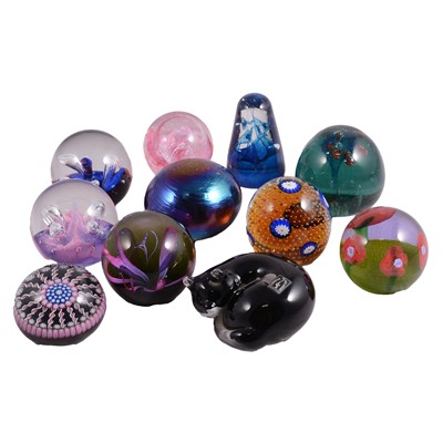Lot 128 - Large collection of art glass paperweights