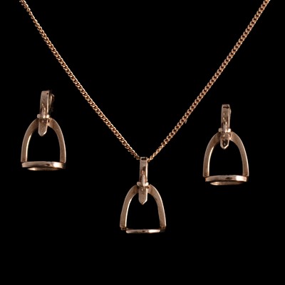Lot 166 - Equestrian interest - a 9 carat yellow gold stirrup pendant and chain with matching earrings.
