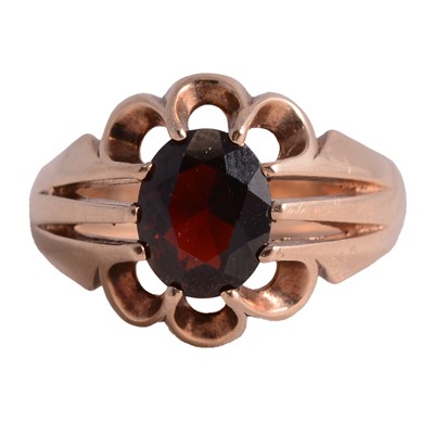 Lot 102 - A gentleman's garnet ring.