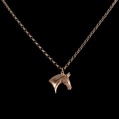 Lot 162 - Rosemary Hetherington - Sculpture to Wear, Equestrian interest, horse head pendant and chain.