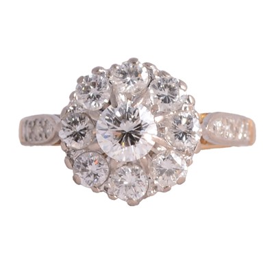 Lot 82 - A diamond cluster ring.