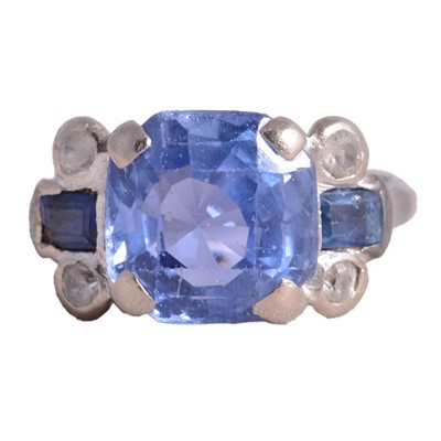 Lot 18 - A natural blue sapphire ring.