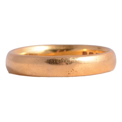 Lot 116 - A 22 carat gold wedding band.