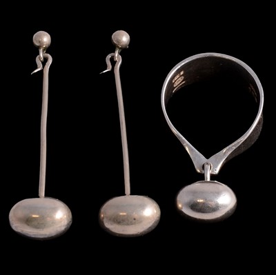 Lot 351 - Vivianna Torun Bulow-Hube for Georg Jensen - a silver pod ring number 156 and similar earrings.