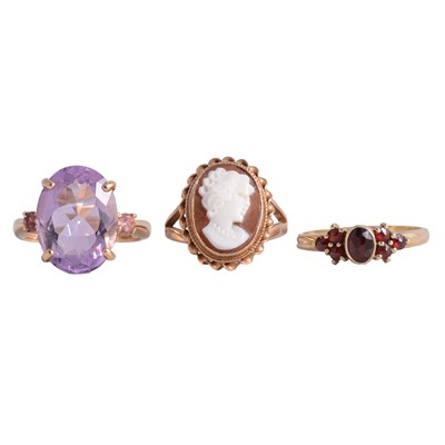 Lot 85 - Three dress rings, amethyst, garnet and cameo.