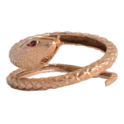 Lot 107 - A gold snake ring.