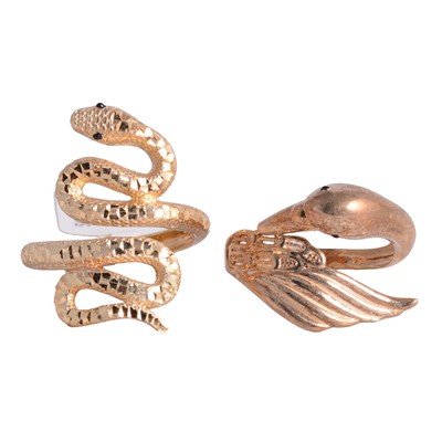 Lot 108 - A gold snake ring, and a gold swan ring.