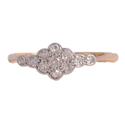 Lot 65 - A vintage diamond cluster ring.