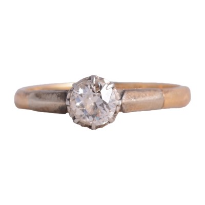 Lot 40 - A diamond solitaire ring.