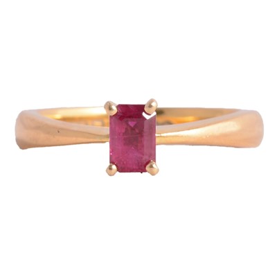 Lot 8 - A ruby solitaire ring.