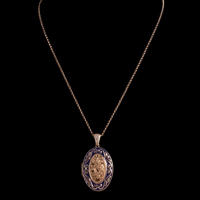 Lot 304 - Royal Doulton - a 14 carat yellow gold and blue enamel pendant on a chain.