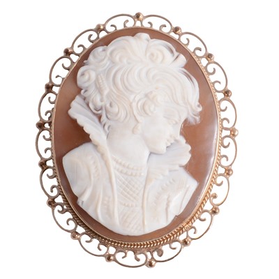 Lot 223 - A carved shell cameo brooch.