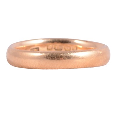 Lot 122 - An 18 carat yellow gold wedding band.