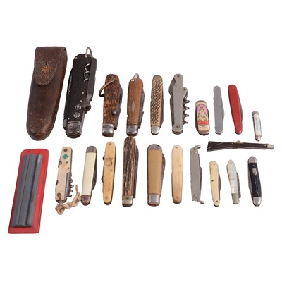 Lot 153 - A collection of old pocket knives, pen knives, fruit knives.