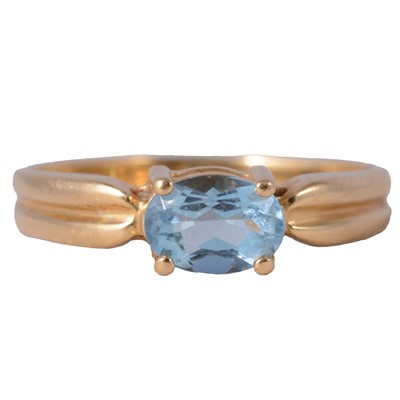 Lot 28 - An aquamarine dress ring.