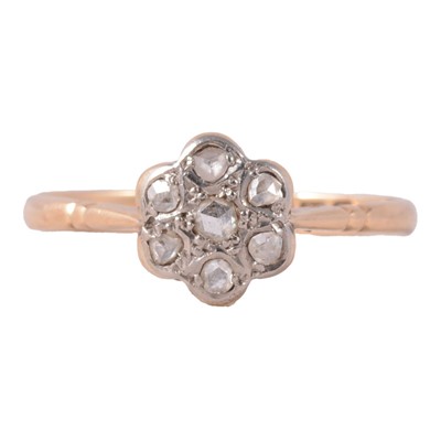 Lot 86 - A diamond cluster ring.