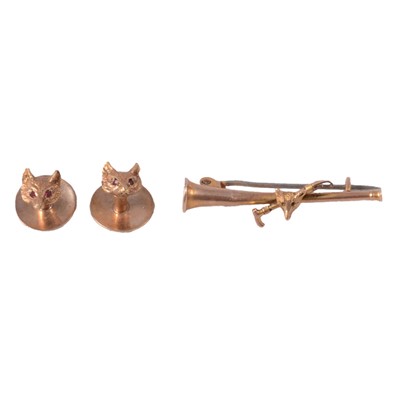 Lot 300 - A pair of 9 carat yellow gold fox head dress studs, and a small hunting horn bar brooch.