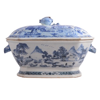Lot 43 - Chinese export porcelain blue and white tureen
