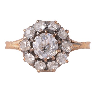 Lot 79 - A diamond cluster ring.