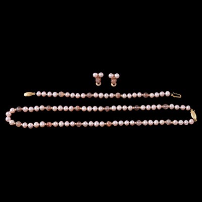 Lot 271 - A pink freshwater pearl, gemstone bead and yellow metal bead suite of jewellery.