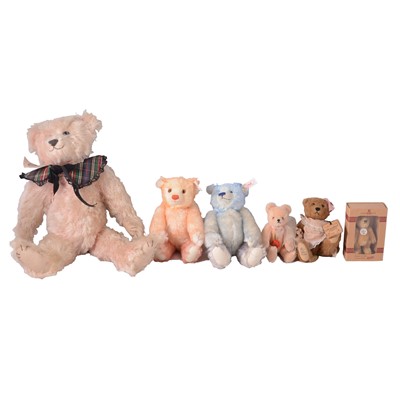 Lot 134 - Steiff 'Good-Bye 1999' and 'Hello 2000' bears, a 1999 Steiff Club miniature bear, and other bears