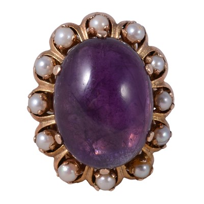 Lot 38 - An amethyst and seed pearl cluster ring.