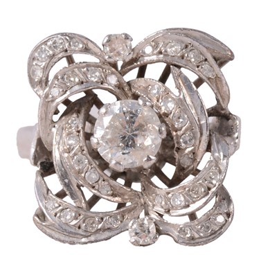 Lot 90 - A diamond cluster ring.