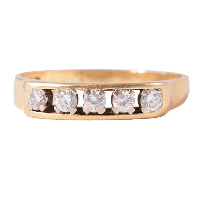 Lot 67 - A diamond five stone ring