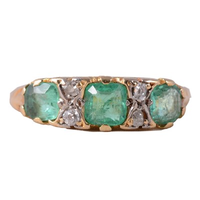 Lot 22 - An emerald and diamond ring.