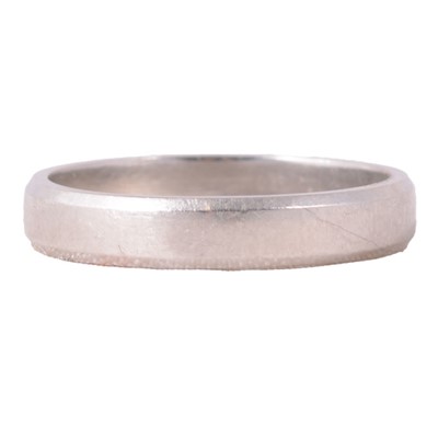 Lot 115 - A platinum wedding band.