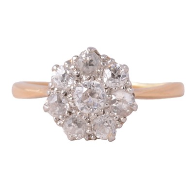 Lot 84 - A diamond cluster ring.