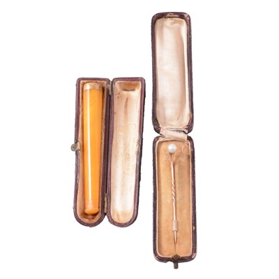 Lot 298 - A pearl stick pin, and a French yellow metal-mounted amber cheroot.