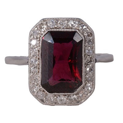 Lot 31 - A garnet and diamond cluster ring.