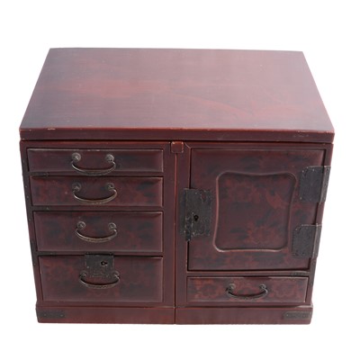 Lot 117 - Small Japanese lacquered jewellery box, in compartents