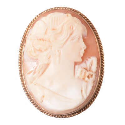 Lot 149 - An oval carved shell cameo brooch.