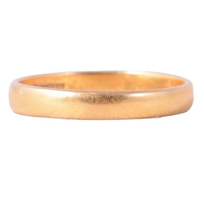 Lot 109 - A 22 carat gold wedding band.