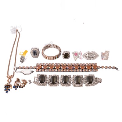 Lot 387 - A tray of vintage costume jewellery.
