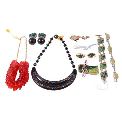 Lot 388 - A tray of vintage costume jewellery.