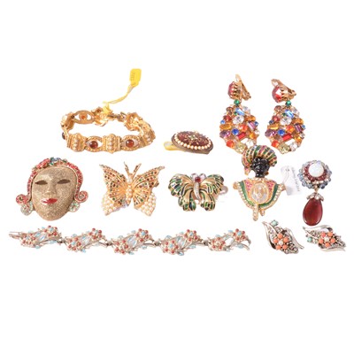 Lot 389 - A tray of vintage costume jewellery set with coloured paste.