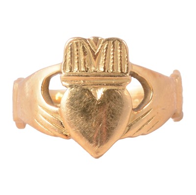 Lot 107 - An 18 carat yellow gold Claddagh ring.