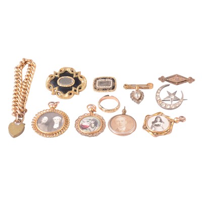 Lot 243 - In Memoriam brooches, photograph pendants, and other jewellery.