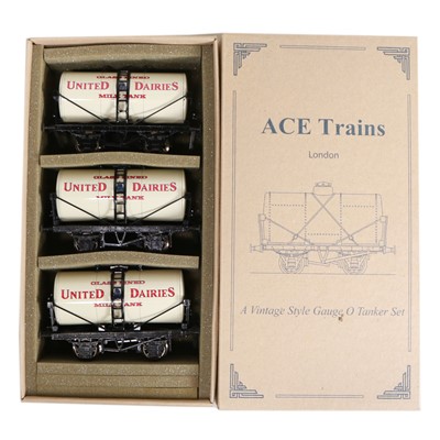 Lot 1 - Ace Trains, an O-gauge scale model railway 'United Dairies' tanker set